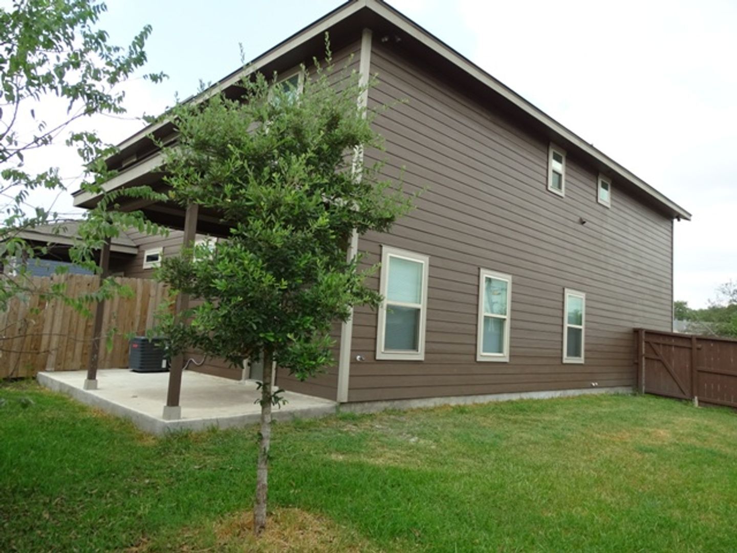 Building Photo - 7054 Lakeview Dr