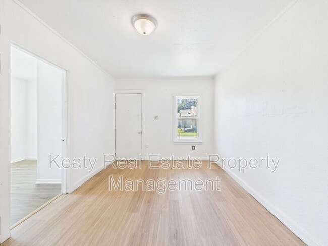 Building Photo - 711 E Lessley St