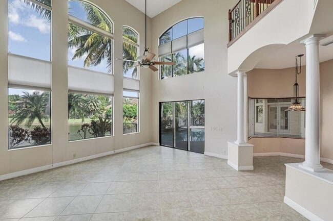 Building Photo - 10513 Versailles Blvd