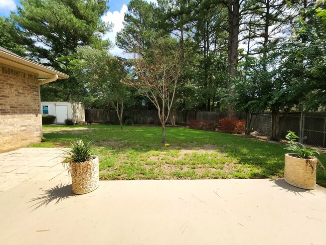 Building Photo - 3/2/2 HALLSVILLE ISD FENCE YARD