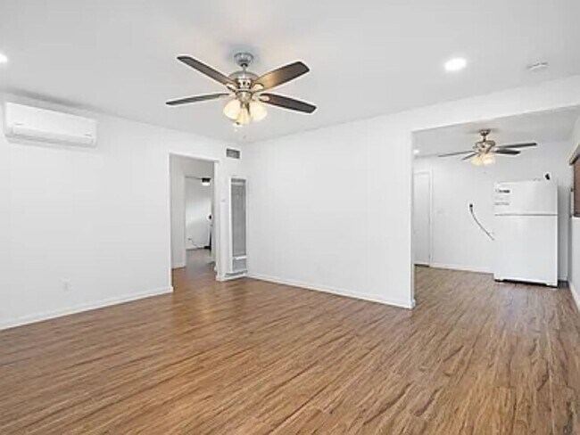 Building Photo - Charming 2-Bedroom Home in Prime 92117 Loc...