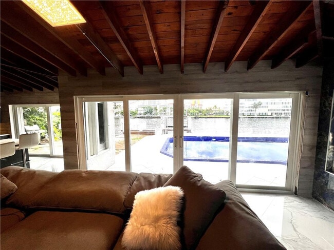 Building Photo - 720 NE 28th Ave