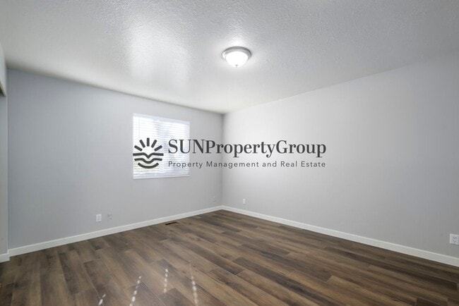 Building Photo - Great Updated Family Home in Excellent Clinton Location!