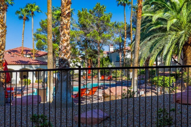Building Photo - Beautifully Updated 2 Bed and 2 Bath Hende...