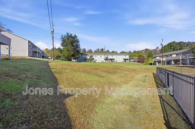 Building Photo - 905 Chimneys Ln
