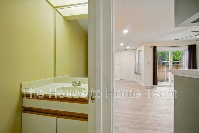 Building Photo - 401 Bracknell Arch