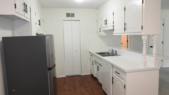 Building Photo - Rental Ready- Townhome in Raytown - 3bed 1...