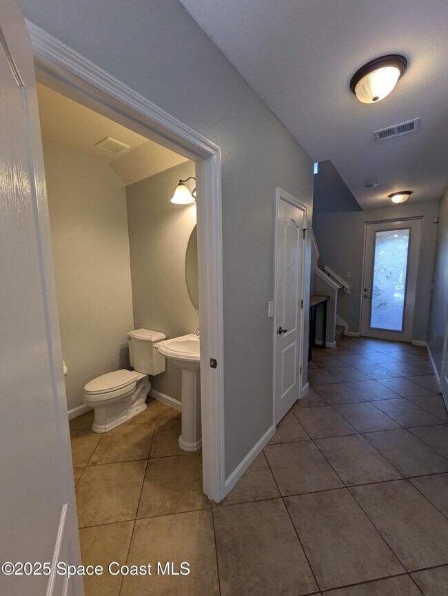 Building Photo - 725 Ventura Dr