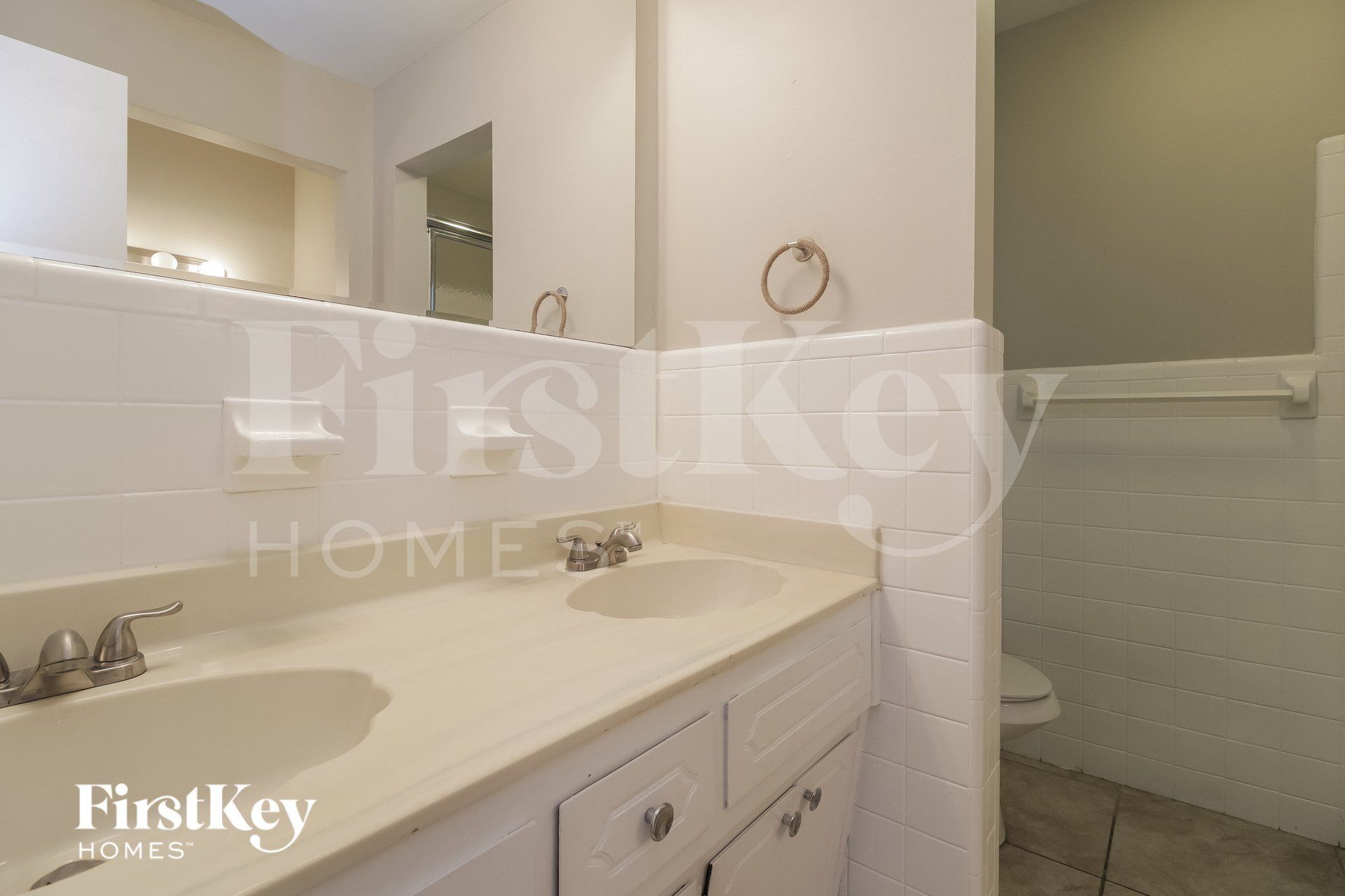 Building Photo - 1340 Sharon Dr