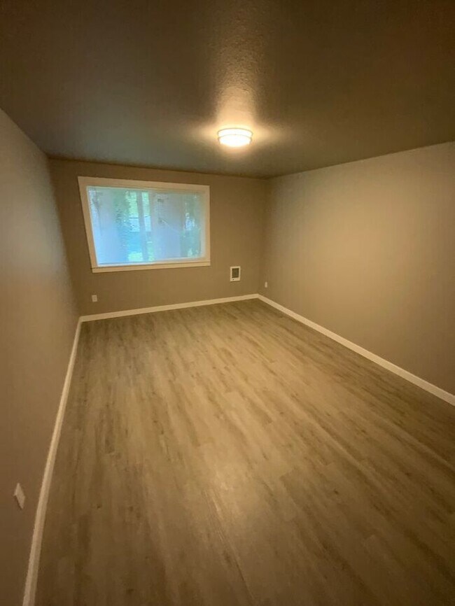 Building Photo - West Olympia 2bdr 1.5bath Townhome w/ garage & parking