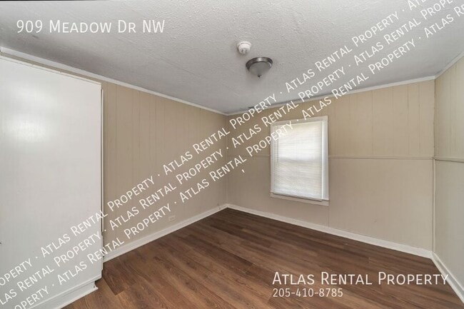 Building Photo - 909 Meadow Dr NW