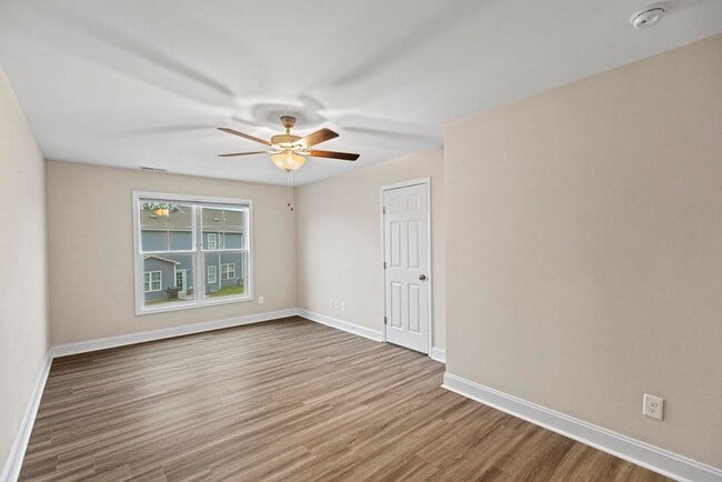 Building Photo - Large 3br Stonebay Townhome AVAILABLE NOW!
