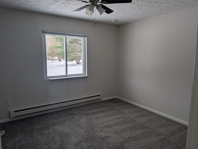 Building Photo - 2895 Spring Hill Dr