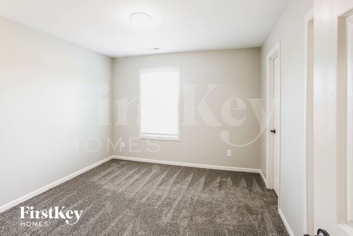 Building Photo - 911 E 8th Cir