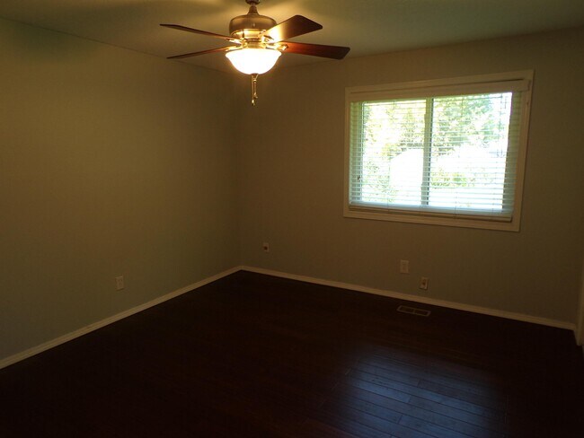 Building Photo - 11865 SW Ebberts Ct