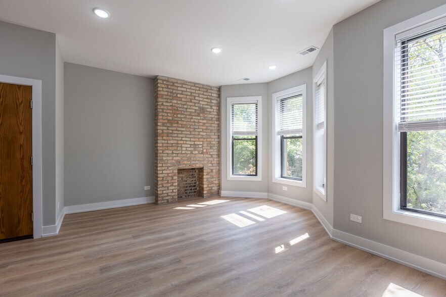 Building Photo - 423 W Belden Ave