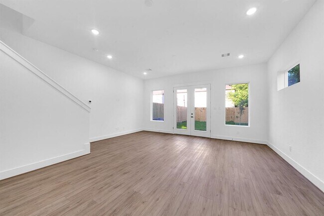 Building Photo - 7825 Colonial Ln