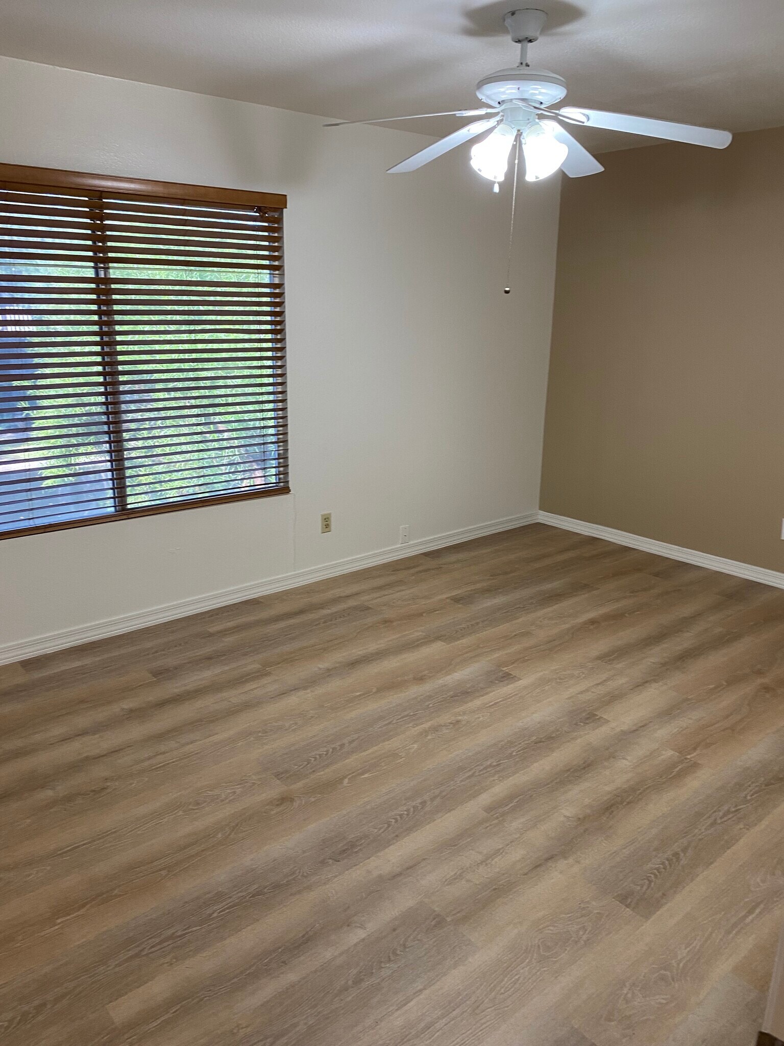 Building Photo - 2312 W Lindner Ave