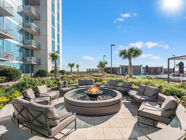 Building Photo - 5925 Almeda Rd