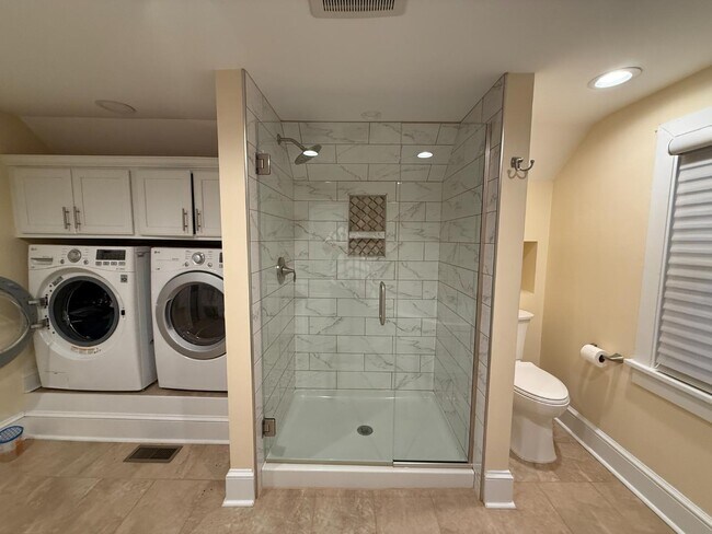 Building Photo - 146 E Park Dr