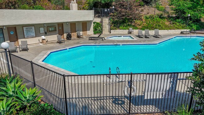 Building Photo - Updated 4BR Townhome in La Jolla Shores He...