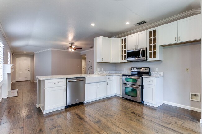 Building Photo - RENOVATED 3-BEDROOM IN PEBBLE OAK, NORTH EAST ISD