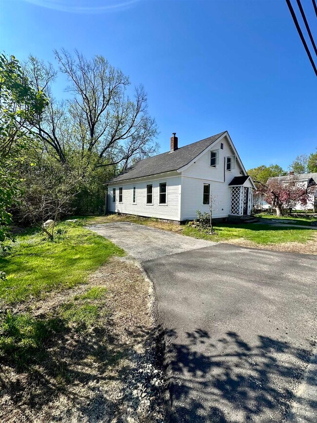 Primary Photo - 10 Waukewan St