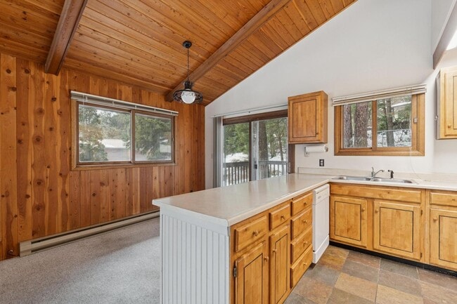 Building Photo - Wisconsin Townhome