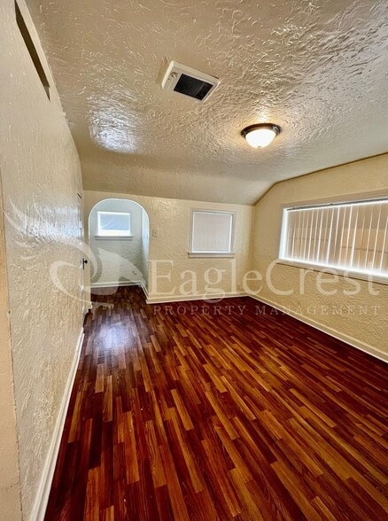 Building Photo - Comfortable 2-Bedroom Home with Fenced Yard & Washer/Dryer Hookups