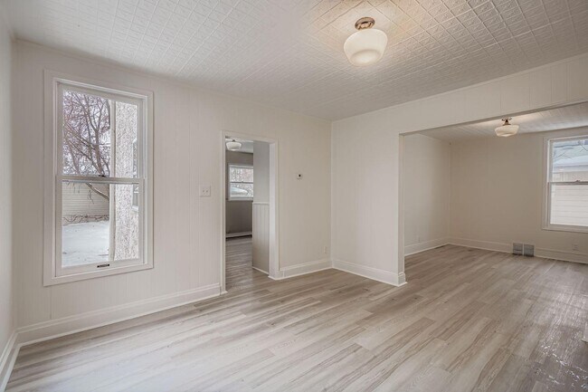 Building Photo - 84 Isabel St W