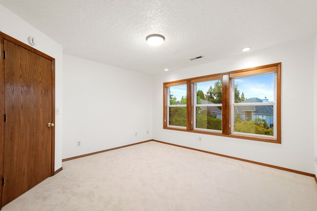 Building Photo - 1324 Stonehaven Dr