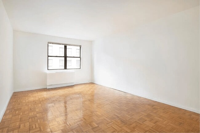 Building Photo - 402 E 90th St