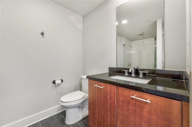 Building Photo - 603 Davis St