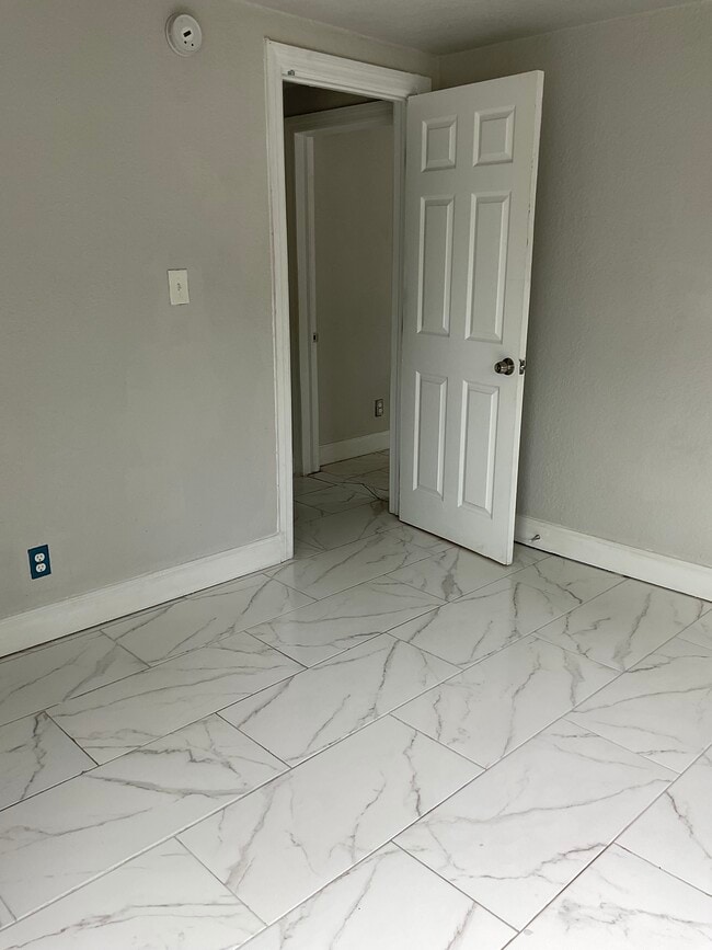 Building Photo - 1356 W 24th St