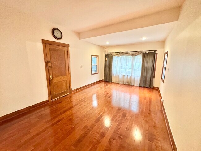 Building Photo - 1822 W Greenleaf Ave