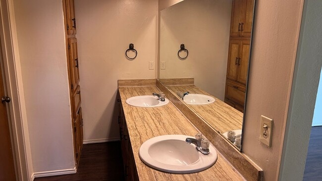 Building Photo - 2 Bedroom/2 Bathroom Duplex