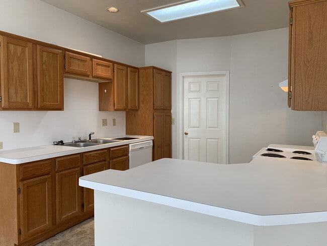 Building Photo - CHARMING 2 STORY IN DESIRED COMMUNITY*OPEN...