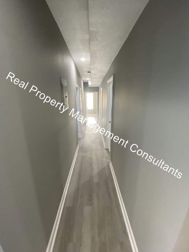 Building Photo - Renovated 3-Bedroom Home! Deposit Free Living Available via Obligo