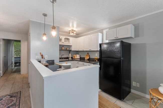 Building Photo - Live your best life in this well-appointed condo in Makaua Village
