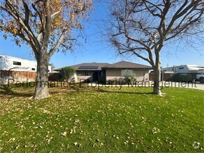 Building Photo - Charming 3 Bed/2 Bath NW Bakersfield Home ...