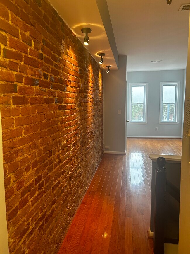 Building Photo - 814 5th St NE