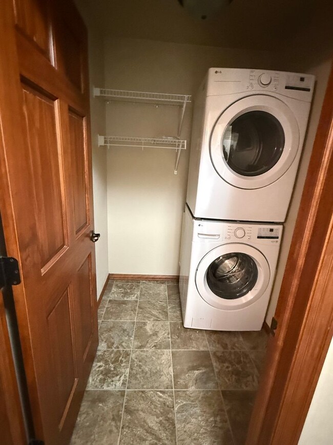 Building Photo - 2 Bedroom, 2 bathroom apartment IMMEDIATE MOVE IN