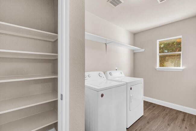 Building Photo - 2406 Glen Field Dr