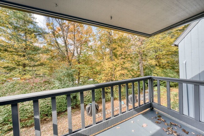 Building Photo - 10 Deepwood Dr