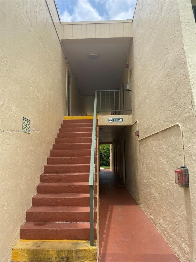 Building Photo - 13868 SW 90th Ave