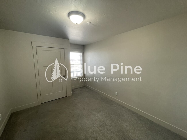 Building Photo - 5850 N Freedom Rd