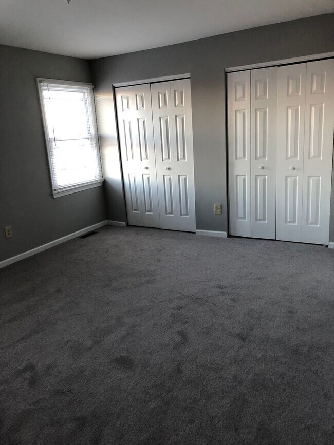 Building Photo - 2 bedrrom + basement Townhouse with Waterv...