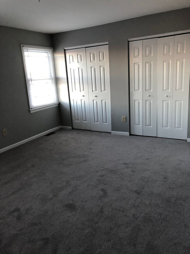 Building Photo - 2 bedrrom + basement Townhouse with Waterviews in Bristol. Large Private Backyard w Deck.