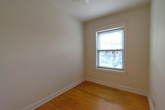 Building Photo - 3800 N Wilton Ave