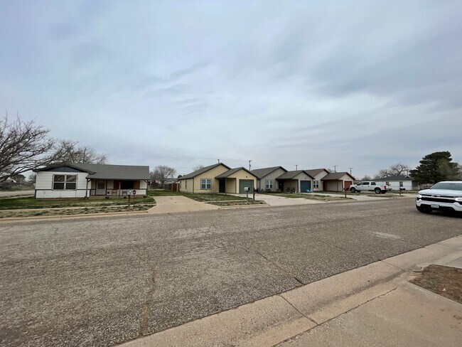 Building Photo - 3 Bd / 2 Bath and great back yard